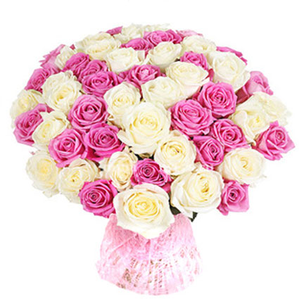 Доставка цветов. Великолепный букет из 31 или 51 белой и розовой розы.