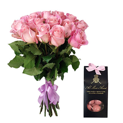 Bouquet of 17 pink roses and "AL MARI ANNI" chocolate dragees