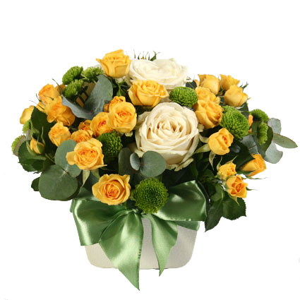 Ziedu piegāde Latvijā. Ziedu kompozīcija no dzeltenām krūmrozēm, baltām rozēm, zaļām sīkziedu krizantēmām un dekoratīviem