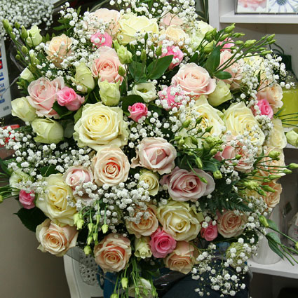 Ziedu piegāde Rīgā - rožu pušķis pasteļtoņos ar baltām lizantēm un baltiem smalkziediem