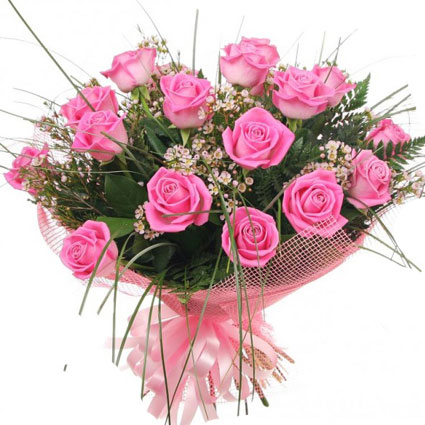 Ziedu piegāde. Pušķis no 17 rozā rozēm un gaišiem smalkziediem dekoratīvā saiņojumā. Rožu garums 50 cm.

Ziedu klāsts ir