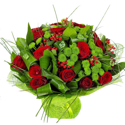 Ziedi ar kurjeru. Košajā ziedu pušķī sarkanas rozes, zaļas krizantēmas, sārtas dekoratīvas ogas, locītas dekoratīvas lapas,