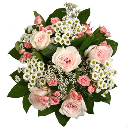 Maigas rozā rozes, rozā krūmrozes un balti smalkziedi romantiskā ziedu pušķī ar piegādi Latvijā