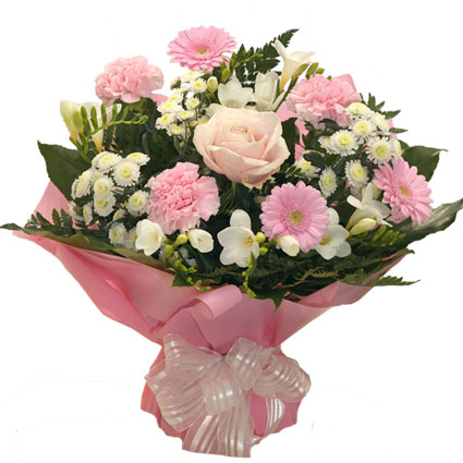 Ziedu veikals. Rozā gerberas, rozā roze, rozā neļķes ar baltām frēzijām un baltām smalkziedu krizantēmām romantiskā ziedu