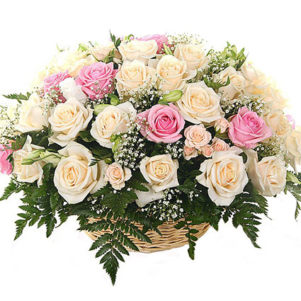 Ziedi ar kurjeru. Romantiska ziedu kompozīja grozā no rozā un krēmkrāsas rozēm, baltām lizantēm, rozā kŗūmrozēm