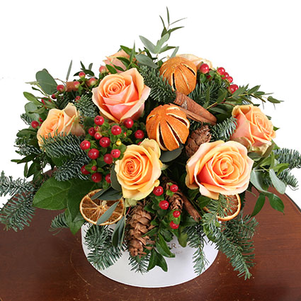 Ziedi Latvijā. Ziedu kārbā laškrāsas rozes, dekoratīvas ogas, kanēlis, lapegles čiekuri, aromātiskie kaltēti apelsīni