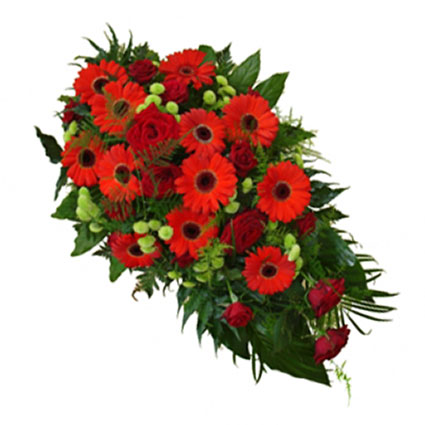 Ziedi un to piegāde. Bēru štrauss veidots no sarkanām rozēm, sarkanām gerberām, zaļām smalkziedu krizantēmām un dekoratīviem